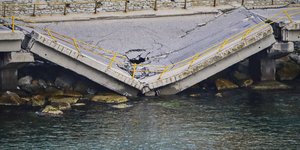 Αυτοψία από μηχανικούς στη γέφυρα στην Καβάλα/ Φωτογραφία: EUROKINISSI- ΛΑΣΚΑΡΗΣ ΤΣΟΥΤΣΑΣ