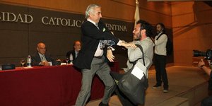 Πέταξαν αυγά στον υπουργό Οικονομικών που ευθύνεται για τη χρεοκοπία της Αργεντι