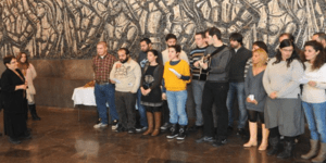 Παιδιά από το ΚΕΘΕΑ είπαν τα κάλαντα στην Αλέκα Παπαρήγα