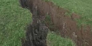 Ο σεισμός άνοιξε τη γη στην Κεφαλονιά στα δύο [βίντεο]