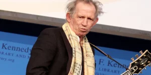 Μοντέλο στα 70 του ο Κιθ Ρίτσαρντς των Rolling Stones - Τον «ντύνει» ο οίκος Sai