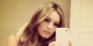 Στο κρεβάτι με την προκλητική Κέλυ Μπρούκ [εικόνα]