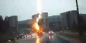 Κάμερα καταγράφει τη στιγμή που κεραυνός «χτυπά» αυτοκίνητο εν κινήσει [βίντεο]