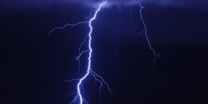 Ανεξήγητο μυστήριο – Κεραυνός «χτύπησε» γυναίκα ενώ βρισκόταν μέσα σε σούπερ μάρ
