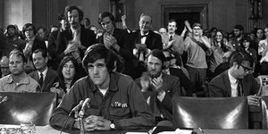 Οταν ο Κέρι επέστρεψε από το Βιετνάμ και απαρνήθηκε τον πόλεμο -«Πως ζητάτε από 