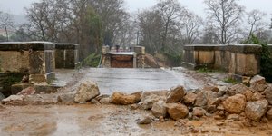 Καταστροφή της ιστορικής γέφυρας του Κερίτη στην Κρήτη (Φωτο: INTIMENEWS)
