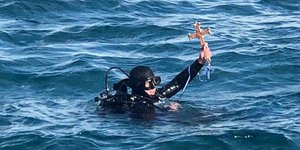Δύτης βρήκε τελικά τον σταυρό στην Κέρκυρα/ Φωτογραφία: kerkyrasimera