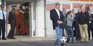 Ο Τζον Κέρι και το τόπι -Ο υπουργός Εξωτερικών των ΗΠΑ κάνει κόλπα με την μπάλα