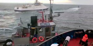 Ρωσικό πλοίο πλαγιοκοπεί σκάφος του ουκρανικού ναυτικού / Φωτογραφία: ΑP Images