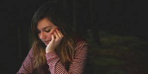 Γυναίκα που κρατά κινητό /Φωτογραφία: Unsplash/Kev Costello