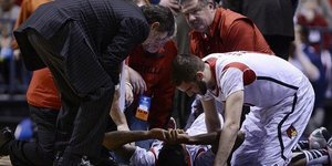 Τραυματισμός σοκ γκαρντ - Εσπασε το πόδι του μετά από άλμα [βίντεο]