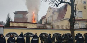 Οι πρώτες εικόνες από το φλεγόμενο Ρωσικό προξενείο / Φωτογραφία: Twitter
