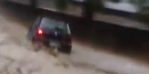 Αυτοκίνητο παρασύρεται από τα ορμητικά νερά ποταμού