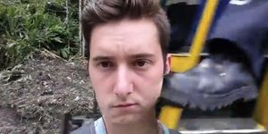 Μια παρανοϊκή selfie: Εφαγε κλοτσιά στο κεφάλι από οδηγό τρένου την ώρα που έβγα