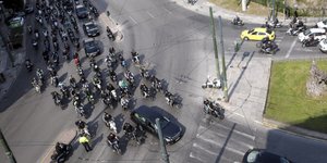 Οι φίλοι του Παναθηναϊκού συνοδεύουν τον ηγέτη τους στην τελευταία του κατοικία / Φωτογραφία: Eurokinissi