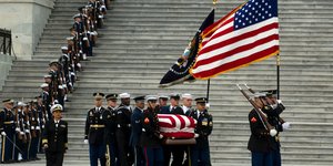 Στιγμιότυπο από την κηδεία του Τζορτζ Μπους (Φωτογραφία: AP)