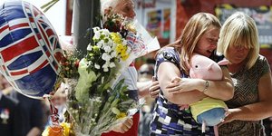 Θρήνος στον δρόμο που δολοφονήθηκε ο Βρετανός στρατιώτης [εικόνες] 