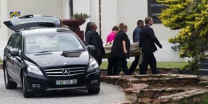 Θρήνος και οργή στην κηδεία της συντρόφου του Πιστόριους [εικόνες + βίντεο]