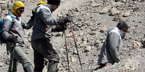 Ανέβηκε στο Κιλιμάντζαρο με τα χέρια! [βίντεο & εικόνες]