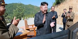 O Kιμ Γιονγκ Ουν παρακολουθεί την εκτόξευση ενός πυραύλου Hwasong-14 τον Ιούλιο του 2017 (Φωτογραφία αρχείου: ΑΡ)