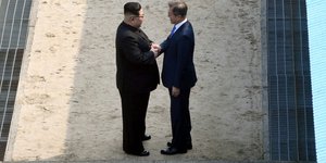 O Βορεικορεάτης ηγέτης Κιμ Γιονγκ Ουν και ο πρόεδρος της Ν.Κορέας Μουν Τζάε Ιν (Φωτογραφία: ΑΡ)