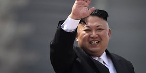 Τιμώμενα πρόσωπα στη γιορτή του Κιμ οι πυρηνικοί επιστήμονες της Β. Κορέας (Φωτογραφία: AP/ Wong Maye-E)