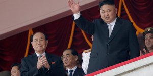 Ο Κιμ Γιονγκ Ναμ (αριστερά) δίπλα στον Κιμ Γιονγκ Ουν. Φωτογραφία: AP