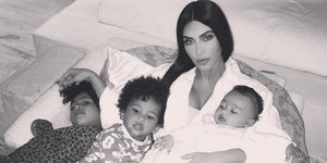 Η Κιμ Καρντάσιαν με τα παιδιά της /Φωτογραφία: Instagram/kimkardashian