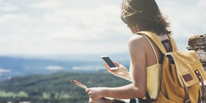 Μια γυναίκα κοιτάει το κινητό της