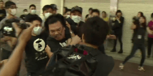 Κλιμακώνεται η ένταση στο Χονγκ Κονγκ με βιαιότητες εναντίον διαδηλωτών [βίντεο]