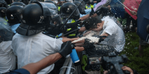 Στο πεδίο της μάχης: Συγκλονιστικές λήψεις μέσα από τα επεισόδια του Χονγκ Κονγκ