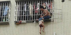 Πατέρας κρέμασε στο κενό την τρίχρονη κόρη του επειδή τσακώθηκε με τη γυναίκα το