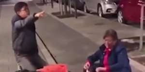 Οι 3 τουρίστες στο πεζοδρόμιο