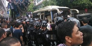 Σκηνές βαρβαρότητας στην Κίνα -Πλήθος κόσμου ξυλοκοπά μέχρι θανάτου 4 αστυνομικο