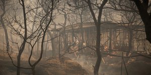 Δεκάδες σπίτια κάηκαν από την πυρκαγιά στην Κινέτα -Φωτογραφία: Eurokinissi/ΣΤΕΛΙΟΣ ΜΙΣΙΝΑΣ