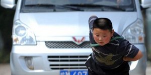 Υπερφυσικός πιτσιρικάς σέρνει μόνος του ολόκληρο αυτοκίνητο [εικόνες]