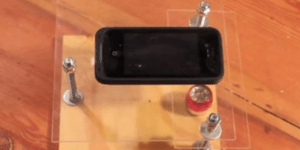 Πώς να μετατρέψετε το smartphone σας σε μικροσκόπιο με μόλις 10 ευρώ [βίντεο]