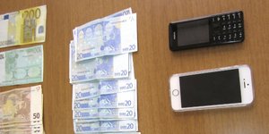 Χειροπέδες σε σπείρα που εξαπατούσε όλη την Αθήνα με «μαϊμού» πακέτα κινητής τηλ