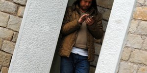 Ελέγχοντας ένα κινητό τηλέφωνο / Φωτογραφία: Eurokinissi