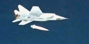 Ρωσικό υπερηχητικό βλήμα Kinzhal εκτοξεύεται από Mig (Φωτογραφία: YouTube) 