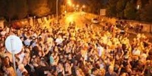 Οι Κύπριοι αγανακτισμένοι καλούν σε πάρτι για την αποχώρηση Χριστόφια