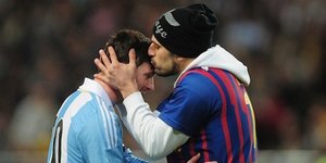 Οπαδός εισέβαλε στον αγωνιστικό χώρο και φίλησε τον Μέσι [βίντεο]