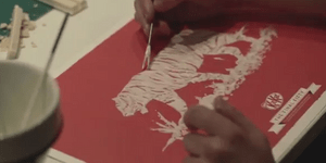 «Γλυκιά» ζωγραφική υψηλής αισθητικής πάνω σε λευκή σοκολάτα [βίντεο]