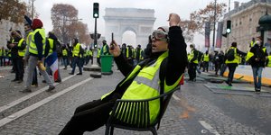 Διαδηλωτές από το κίνημα «Κίτρινα Γιλέκα» κοντά στην Αψίδα του Θριάμβου/Φωτογραφία: ΑΡ