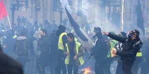 Eπεισόδια κατά τη διαδήλωση των Κίτρινων Γιλέκων/Φωτογραφία: AP