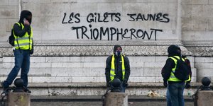 Το προφίλ των πρώτων κατηγορουμένων από τα «κίτρινα γιλέκα» -Φωτογραφία: AP