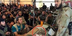 Σκληρός τζιχαντιστής με σημειωματάριο Hello Kitty -Στρατιωτική στολή και κοριτσί