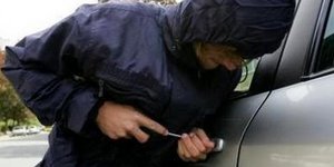 Εστηναν καρτέρι στο πάρκινγκ και άνοιγαν αυτοκίνητα