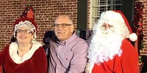 Ο δήμαρχος του Κλέμπουρν Σκότ Κέιν με τους αγαπημένους του «ήρωες» / Φωτογραφία: Facebook