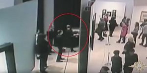 Η στιγμή της θρασύτατης ληστείας του πίνακα -Φωτογραφία: Youtube